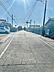 その他：前面道路は車通りが少なく落ち着いた雰囲気が広がっています。周囲には住宅が並び静かな住環境が期待できます。道路の幅も十分にあり車の出入りもスムーズです。空も広く感じられ圧迫感がありません。