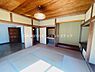 和室：広々とした和室は開放感のある空間で落ち着いた雰囲気が魅力です。障子やふすまを活かした設計が和の趣を感じさせます。畳敷きで足元も快適に過ごせます。収納スペースも充実していて使い勝手が良いです。