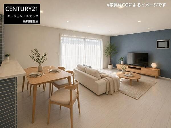 大きな窓からたっぷりと日差しが入り室内が明るく感じられます。リビングはゆったりとした広さがあり使い勝手の良い空間です。キッチンとのつながりも良く開放的な印象があります。