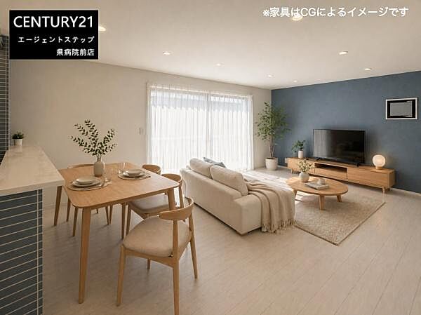 大きな窓からたっぷりと日差しが入り室内が明るく感じられます。リビングはゆったりとした広さがあり使い勝手の良い空間です。キッチンとのつながりも良く開放的な印象があります。