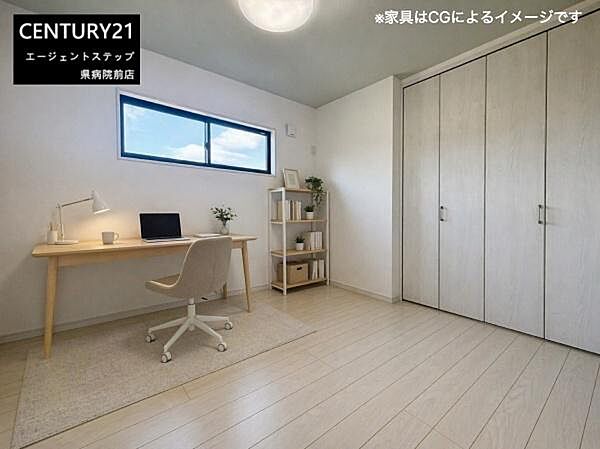 明るい日差しが差し込む子供部屋です。すっきりとしたフローリングが特徴でお掃除も簡単に行えます。大きなクローゼットが備え付けられており収納スペースが充実しています。