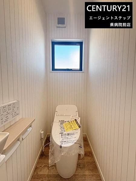 清潔感のある明るいトイレ空間です。窓があり換気や採光がしやすい構造になっています。壁面のシンプルなデザインが空間を広く感じさせます。使い勝手の良い収納スペースも備えられています。