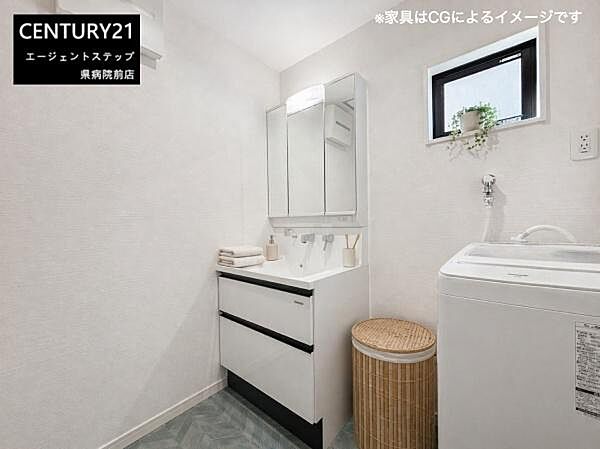 シンプルで清潔感のある洗面台が設置されています。十分な収納スペースがあり使いやすい仕様です。小窓があり明るさも取り入れやすい洗面所です。コンセントが設置されているので家電の利用にも便利です。