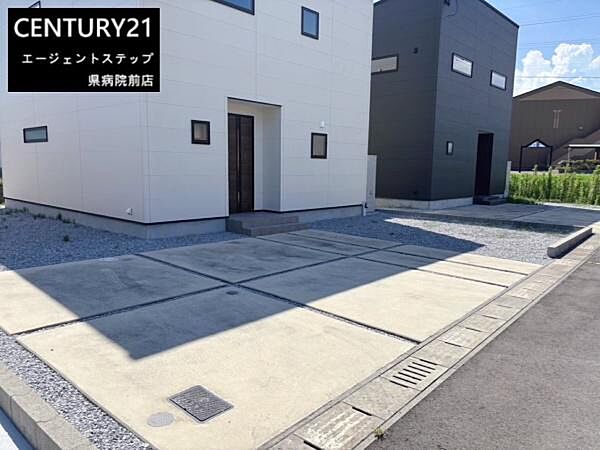 敷地内にはゆったりとした駐車スペースが確保されています。コンクリート舗装でお手入れも簡単です。道路との出入りもスムーズに行えます。複数台の車にも対応可能な広さがあります。