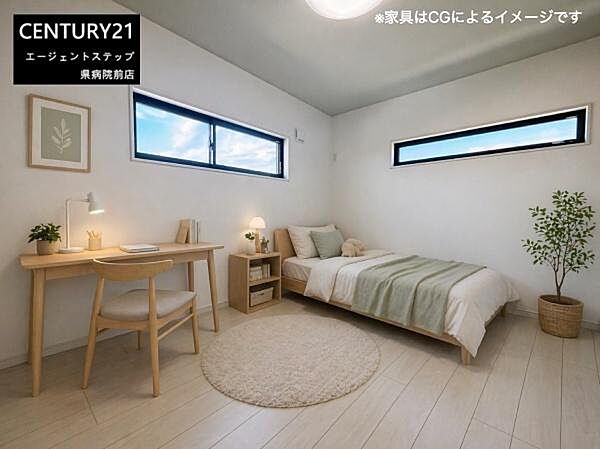 天井の木目調が温かみを感じさせる洋室です。二面採光のため明るさがしっかり確保されています。シンプルな内装でインテリアの配置がしやすい印象です。床はフローリング仕様でお手入れもしやすいです。