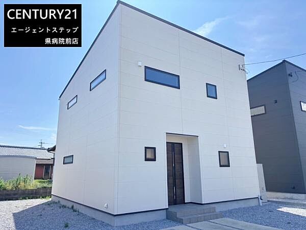 シンプルな外観デザインが印象的な住宅です。ホワイトの外壁と四角いフォルムが特徴です。明るい窓配置が印象的で駐車スペースも確保されています。無駄のない造りが魅力です。