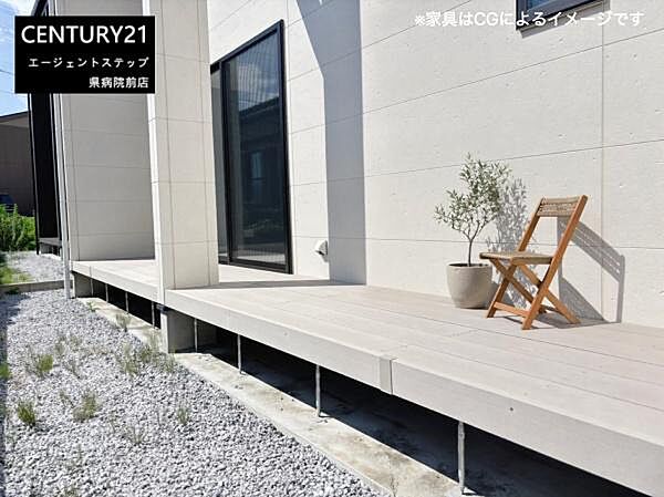 建物外観と調和したシンプルなウッドデッキが魅力的です。日差しが差し込む明るい空間が広がっています。手入れしやすい設計で長く快適に使用できます。直線的なデザインがモダンな印象を与えます。