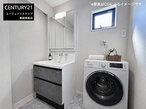 洗練されたデザインの洗面台が特徴的です。収納スペースも十分に確保され日常使いに便利です。窓からの自然光が差し込み明るい空間となっています。床材もお手入れがしやすい仕様です。