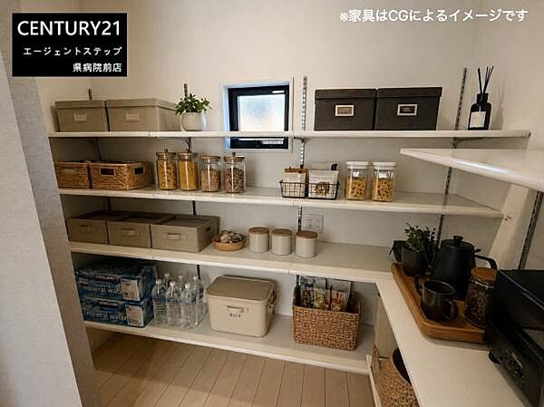 パントリーには複数の棚が備え付けられており収納スペースが充実しています。小窓付きで採光も確保されています。整理整頓がしやすいレイアウトになっています。電源コンセントもあり利便性が高いです。