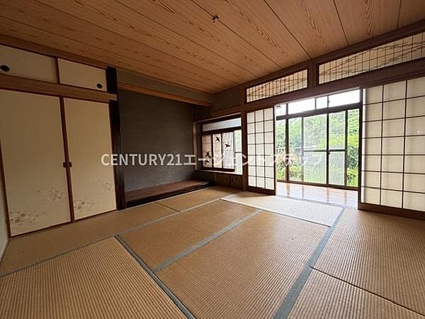 広々とした和室には落ち着いた畳の風合いが広がっています。大きな窓から自然光がしっかり入ります。障子やふすまも備わっており和の趣を感じられます。床の間が設けられているのもポイントです。