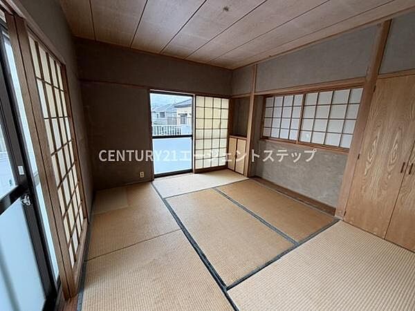 障子窓から柔らかな光が差し込む落ち着いた雰囲気の和室です。広々とした空間が魅力的で収納スペースも充実しています。畳の香りが心地よい伝統的な設えが特徴です。木目の美しい建具が室内に温もりを与えています。