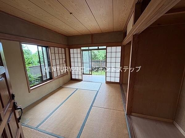 自然光がたっぷり差し込む明るい和室です。畳の清潔感と木の温もりが感じられます。障子越しに見える庭の緑が空間に開放感を与えています。収納スペースも備わっており便利です。