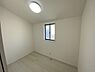 洋室：シンプルな内装でお手入れがしやすい洋室です。窓からの自然光がしっかりと差し込み明るい雰囲気が広がります。天井の照明も設置されており快適にご利用いただけます。