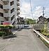 その他：マンションの外観がしっかりと撮影されており落ち着いた住宅街の雰囲気が伝わります。道幅も確保されていて車の出入りも安心です。植栽も整えられていて周囲がきれいに保たれています。