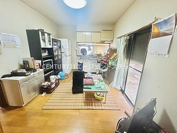 リビングは広がりのある空間で家具の配置もしやすいレイアウトです。大きな窓から自然光が差し込み明るい雰囲気が広がります。キッチンとの行き来もスムーズで利便性も感じられます。