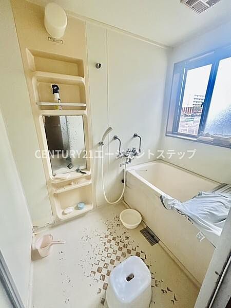 浴室には大きな窓があり自然光をしっかり取り入れることができます。シンプルなデザインで管理も容易です。棚や収納スペースが備え付けられており使いやすいレイアウトです。