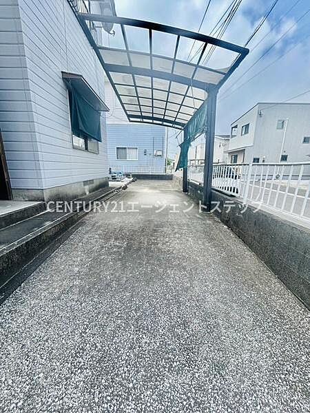 屋根付きの駐車場で大切な車を雨や日差しから守ることができます。広々したスペースで駐車もスムーズです。敷地内に設置されているため利便性が感じられます。隣接する建物や囲いもありプライベート感があります。