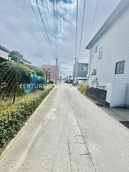 前面道路は舗装されており日当たりの良い明るい通りとなっています。周囲には住宅が立ち並び落ち着いた雰囲気が感じられます。道幅も視認でき車の出入りもスムーズに行えそうです。