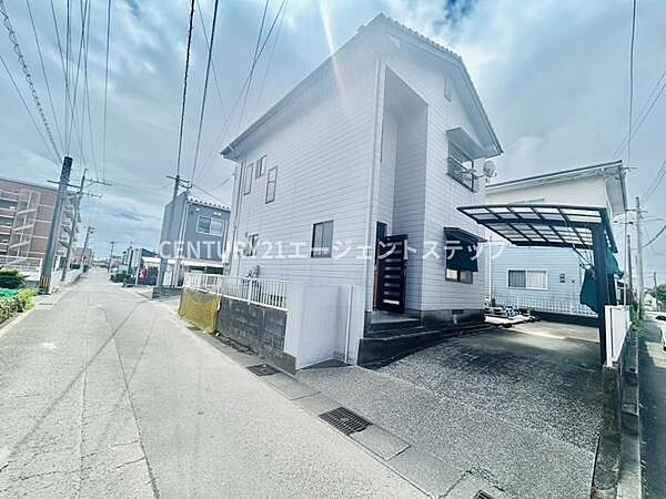 明るい前面道路に面した現地写真です。ゆったりとした道幅がありすっきりとした街並みの印象を与えます。住宅周辺も見通しが良く開放感を感じられる立地です。周辺環境も確認しやすい現地の様子となっています。