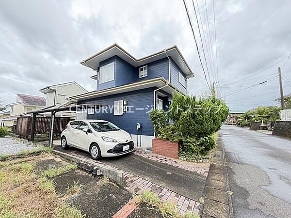 敷地内に駐車スペースがあり雨の日でもアクセスが便利です。車の出し入れがしやすい設計となっています。家の近くに駐車場が隣接しているため移動もスムーズです。舗装されたアプローチが使いやすさを高めています。