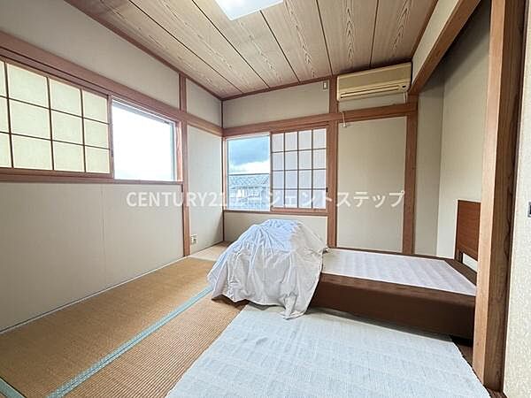 和室ならではの落ち着いた雰囲気が広がる空間です。障子からやわらかい光が差し込みくつろげる室内となっています。木目と畳の組み合わせが和の趣を感じさせます。収納スペースも備わっています。