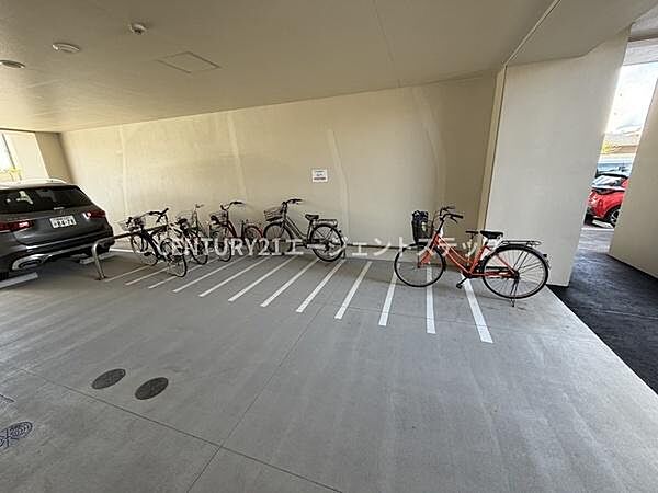 屋根付きの駐輪スペースがあるので天候に左右されず自転車の保管ができます。明るい空間で自転車の出し入れがしやすいです。駐車場の一角に整然とした区画が確保されています。安心して利用できる環境です。