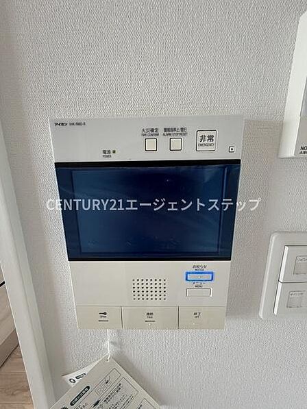 壁に設置されたモニター付きインターホンです。訪問者の確認が容易にできる仕様です。使いやすいボタン配置が特徴的です。画面が大きく視認性にも配慮されています。室内設置で操作性も高いです。