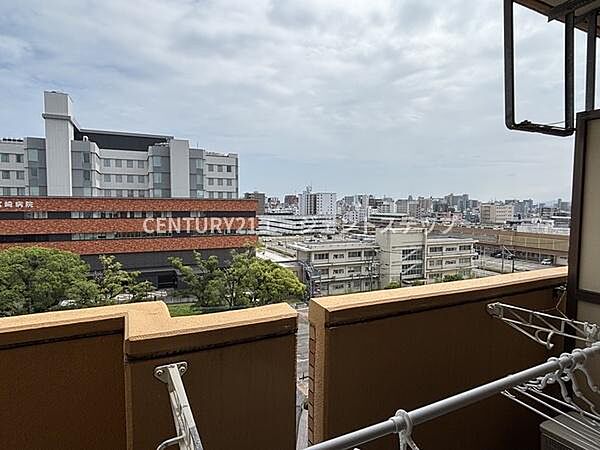 バルコニーから広がる街並みが一望できます。高層階のため遮るものが少なく開放感が感じられます。市街地の建物や自然の調和した景色が楽しめます。天気の良い日は遠くまで見渡せる眺望です。