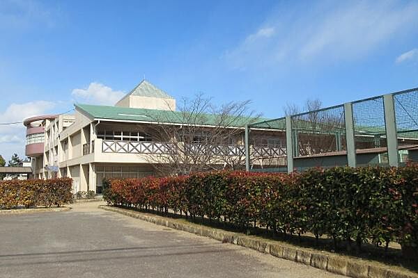 別府西小学校まで616m