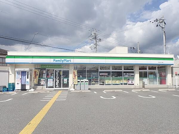 ファミリーマート荒井町千鳥店まで700m