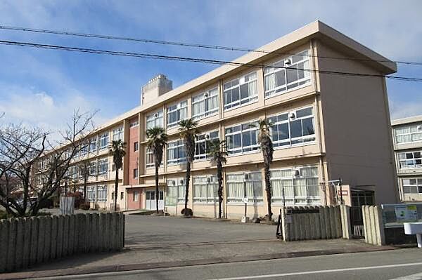 平岡南小学校まで1200m