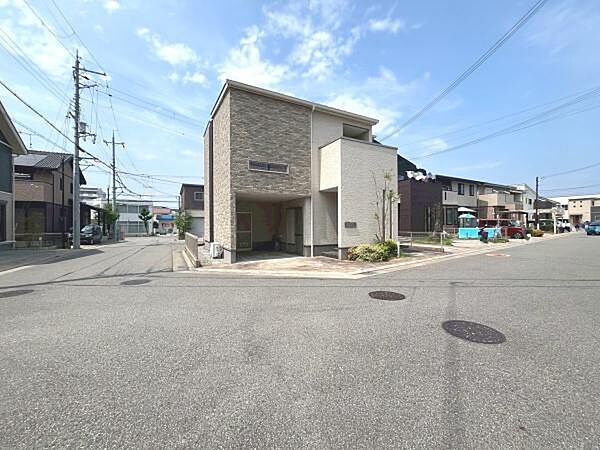 三方角地の開放感ある立地♪