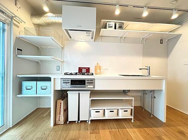 オープンスタイルが特徴のキッチンです。家事をしながらご家族の様子をご覧いただくことが可能です。収納量も多く便利です