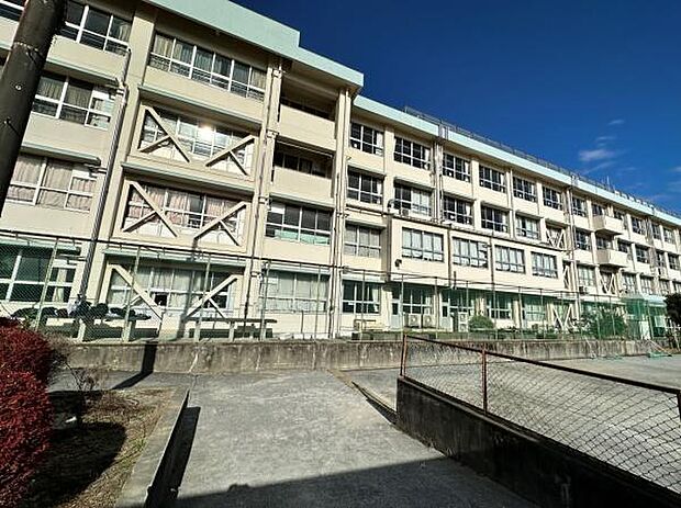 日野市立大坂上中学校まで949m、徒歩約12分と安心です