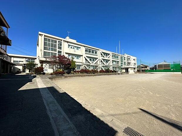 八王子市立由井中学校まで1119m、徒歩約14分と安心です。
