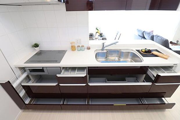 【同社施工例】3口タイプのオープンキッチンは収納が豊富！毎日のお掃除もしやすい設計になっています