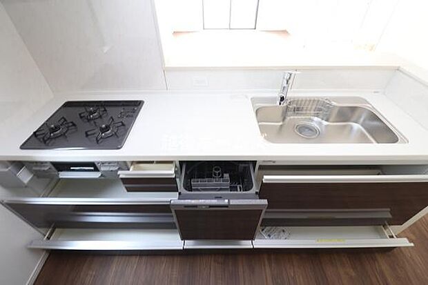 【同社施工事例】3口タイプのオープンキッチンは収納が豊富！毎日のお掃除もしやすい設計になっています