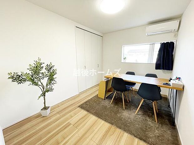 シンプル設計でどんな部屋にもしやすい洋室です！