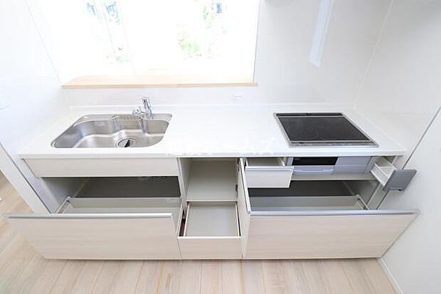 【同社施工例】3口タイプのオープンキッチンは収納が豊富！毎日のお掃除もしやすい設計になっています