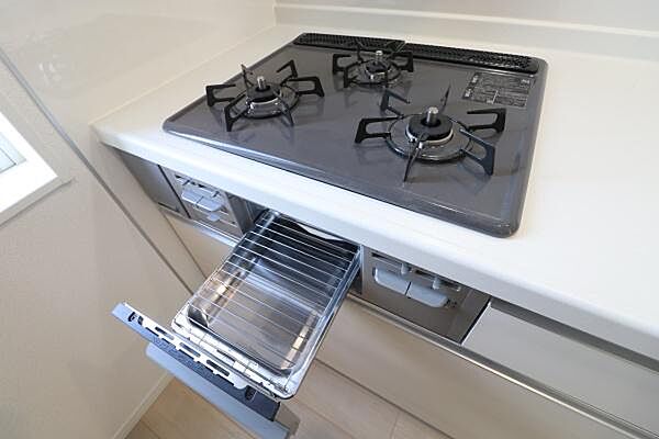 3口全てに温度センサーが付き、片面焼きグリルも搭載して安全で機能的なガスコンロです。