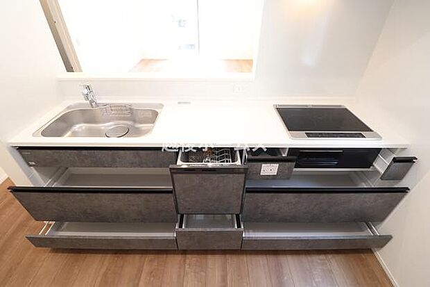 3口タイプのシステムキッチンは収納が豊富！毎日のお掃除もしやすい設計になっています