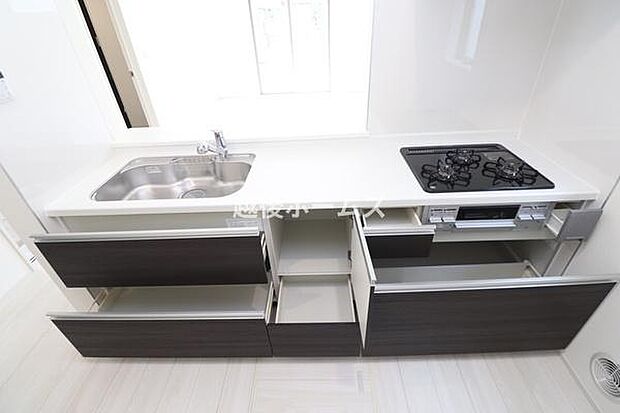 キッチンは使いやすい引き出し式のタイプです。食洗器や浄水器一体型の水栓も標準装備しています。