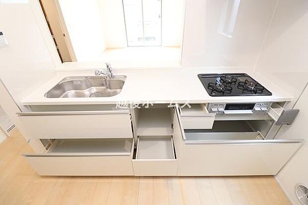 キッチンは使いやすい引き出し式のタイプです。食洗器や浄水器一体型の水栓も標準装備しています。