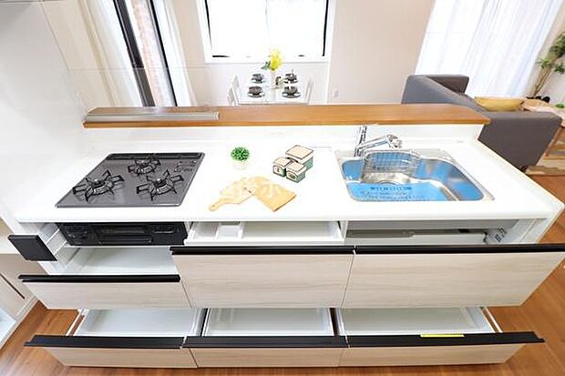 3口タイプシステムキッチンは豊富な収納！毎日のお掃除もしやすい設計になっています