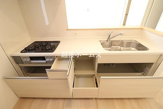 キッチンは使いやすい引き出し式のタイプです。浄水器一体型の水栓も標準装備しています。