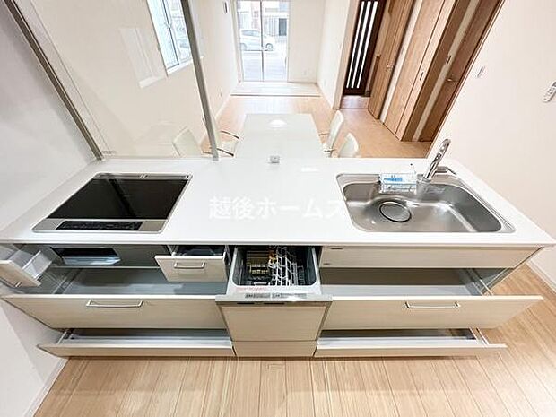 キッチンは使いやすい引き出し式のタイプです。浄水器一体型の水栓や食洗機が標準装備のシステムキッチンです。