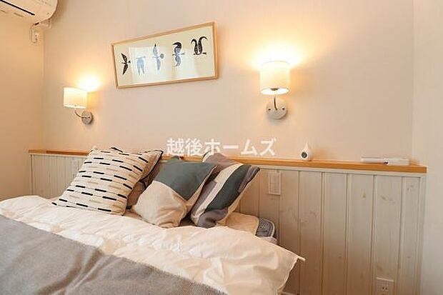 主寝室には小物やインテリアなどが置ける台があります！シンプルなお部屋が一気におしゃれな雰囲気になります♪