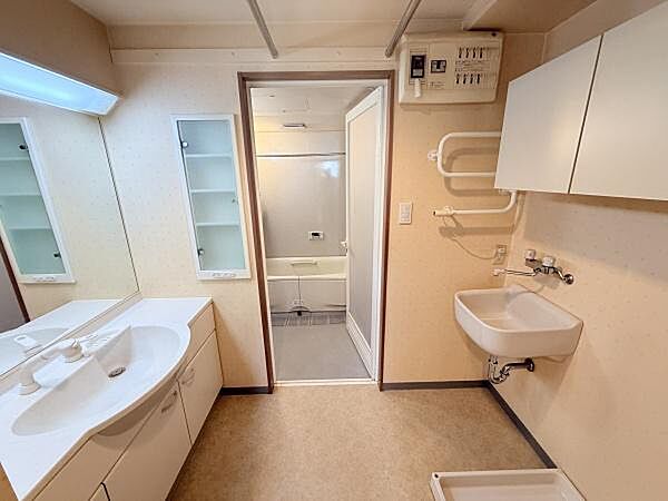 apartment 北海道帯広市西六条南１６丁目
地図を見る