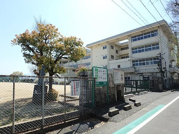 大和高田市立片塩小学校まで691m