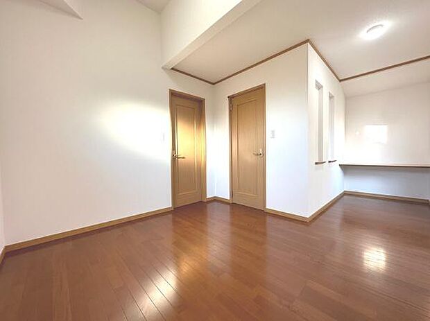 【2階洋室】約7.6帖　納戸付きで収納スペース豊富！カウンター付きで作業台や飾り棚等に利用できます